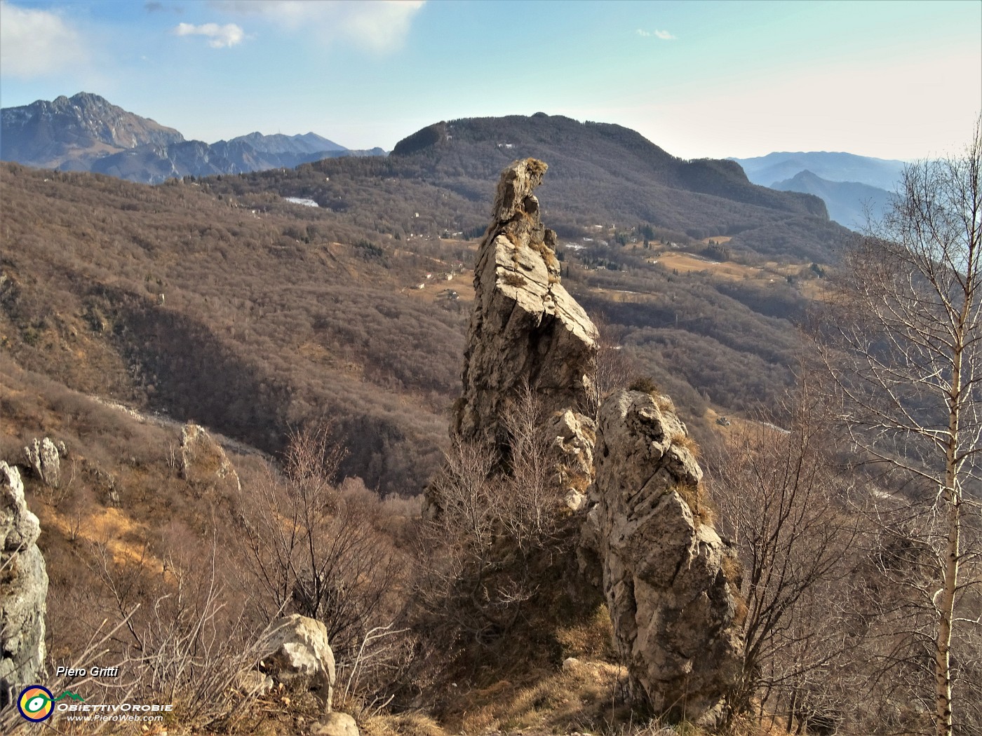 61 Dobbiamo rientrare al punto di partenza ancora lontano dietro questa bella guglia.JPG